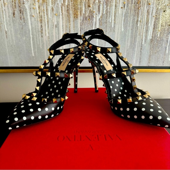 Very Elegant Valentino Garavani Classic Rockstud pumps! Brand new in box! 38.5 - Picture 1 of 16